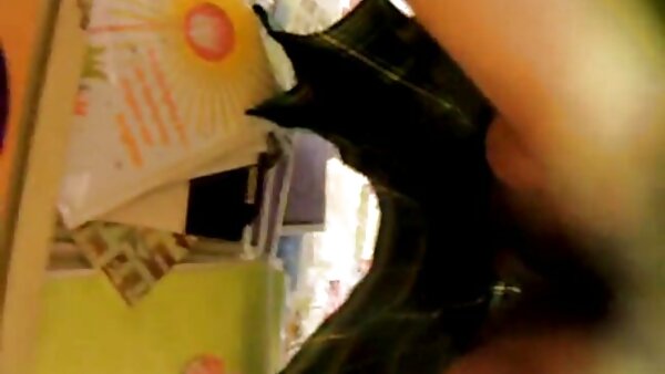 Бујната азиска тинејџерка со големи цицки ја радува својата пичка со монструозно дилдо
