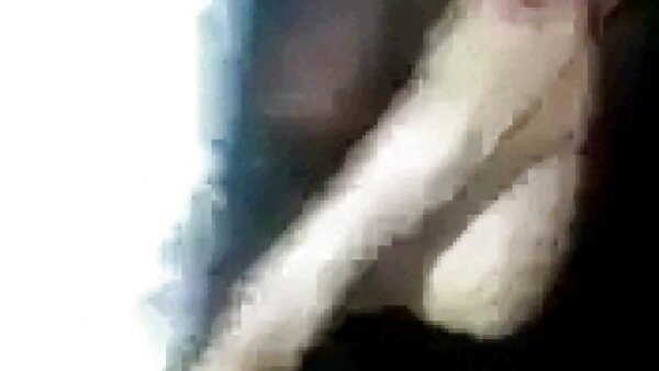 Заоблената темнокоса убавица Касандра Калогера со страст вози лажен дебел кур